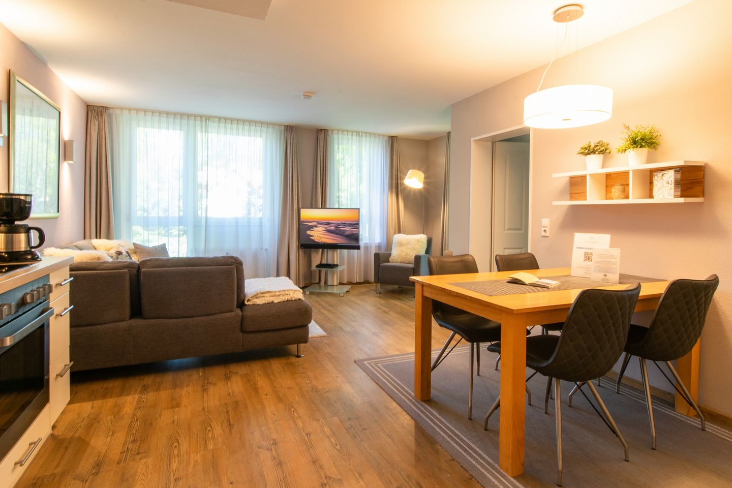 Strand-Park Strand-Park 113 Usedom - Wohn-Essbereich mit Couch, Esstisch und Sitzgelegenheit