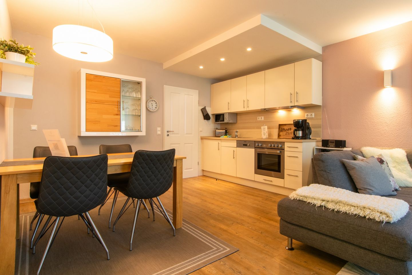 Strand-Park Strand-Park 113 Usedom - Wohn-Essbereich mit Couch, Sitzgelegenheit und Küchenzeile