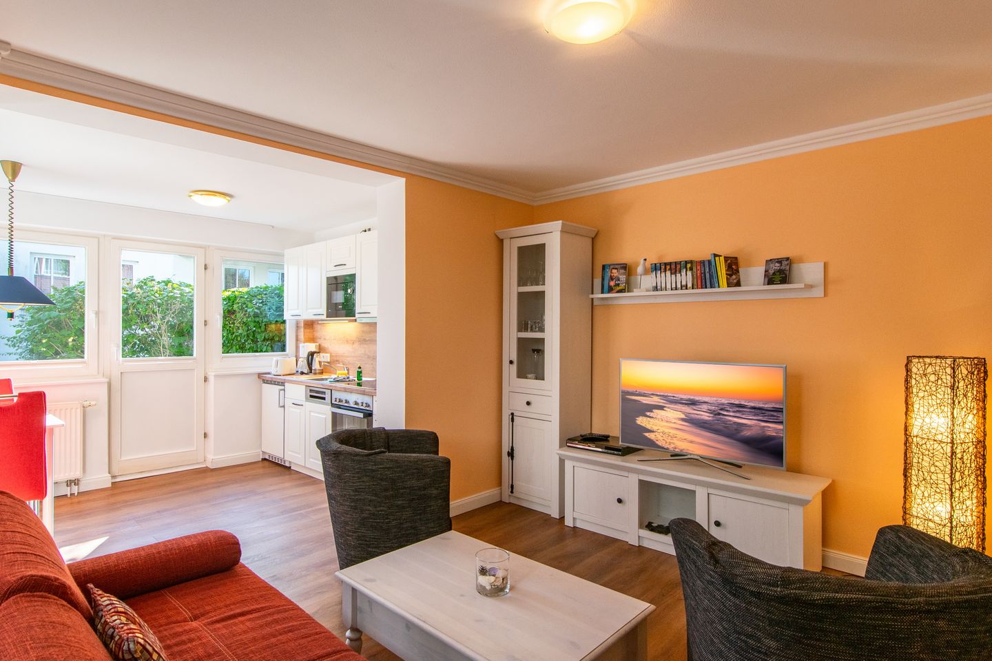 Seehof Seehof 2.0 Usedom - Wohn-Essbereich mit Couch, Sessel und Flatscreen TV