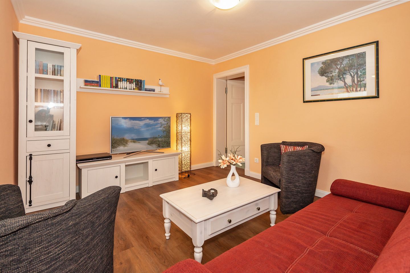 Seehof Seehof 2.0 Usedom - Wohn-Essbereich mit Couch, Sessel und Flatscreen TV