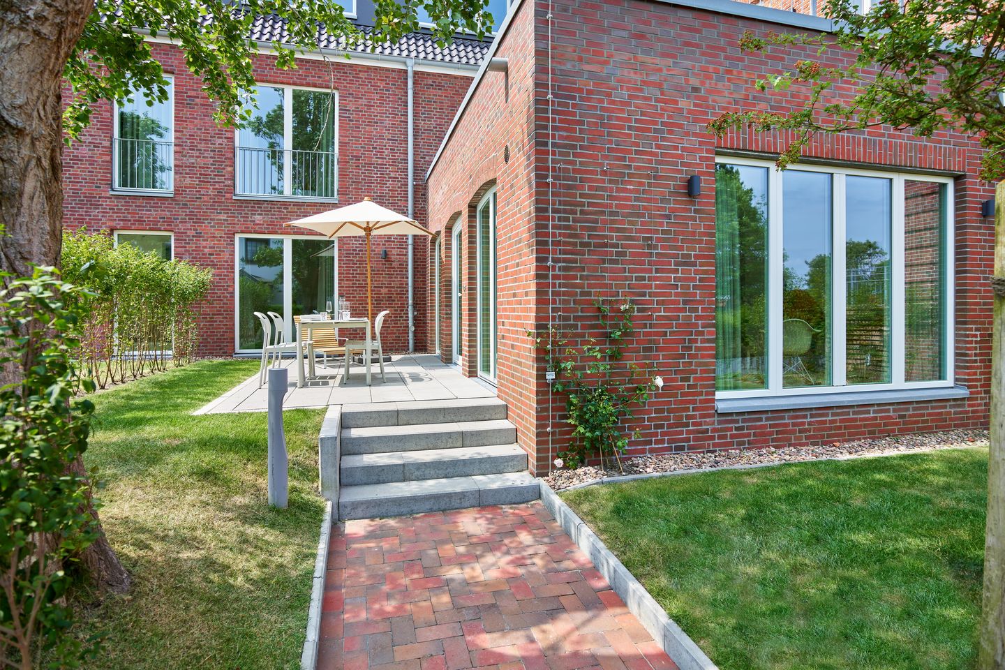 Lüttjeod Apartmentvilla Lüttjeod Apartmentvilla 03 Langeoog - Terrasse mit Gartenmöbeln und Grünfläche