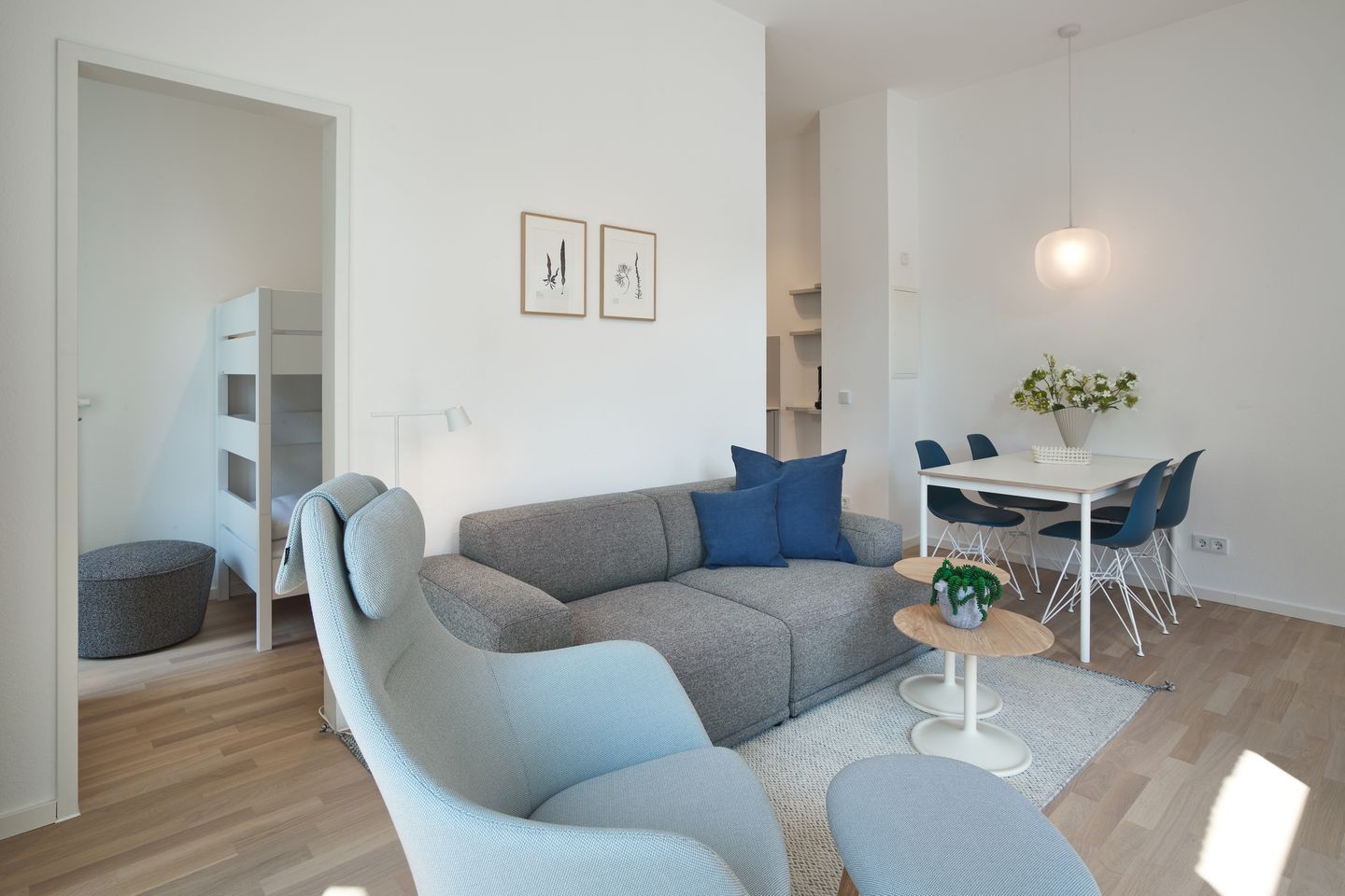 Lüttjeod Apartmentvilla Lüttjeod Apartmentvilla 06 Langeoog - Wohn-Essbereich mit Couch, Sessel und Esstisch