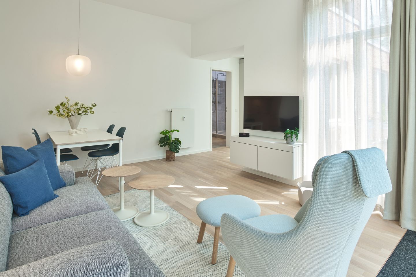 Lüttjeod Apartmentvilla Lüttjeod Apartmentvilla 06 Langeoog - Wohn-Essbereich mit Couch, Sessel und Flatscreen TV