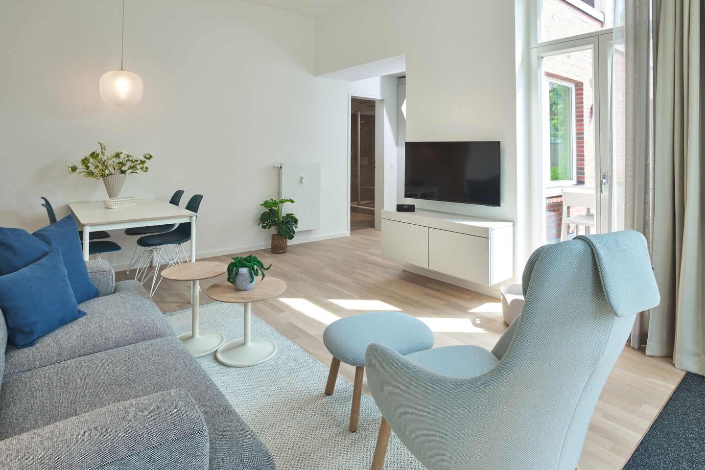 Lüttjeod Apartmentvilla Lüttjeod Apartmentvilla 06 Langeoog - Wohn-Essbereich mit Couch, Sessel und Flatscreen TV