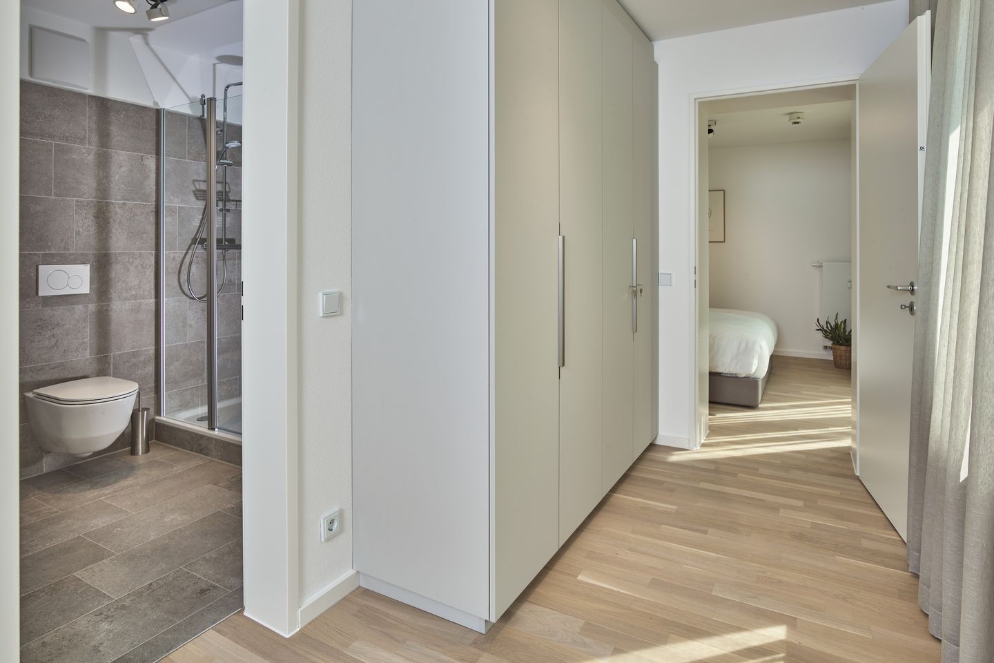 Lüttjeod Apartmentvilla Lüttjeod Apartmentvilla 06 Langeoog - Flur mit Garderobe und Blick zum Badezimmer