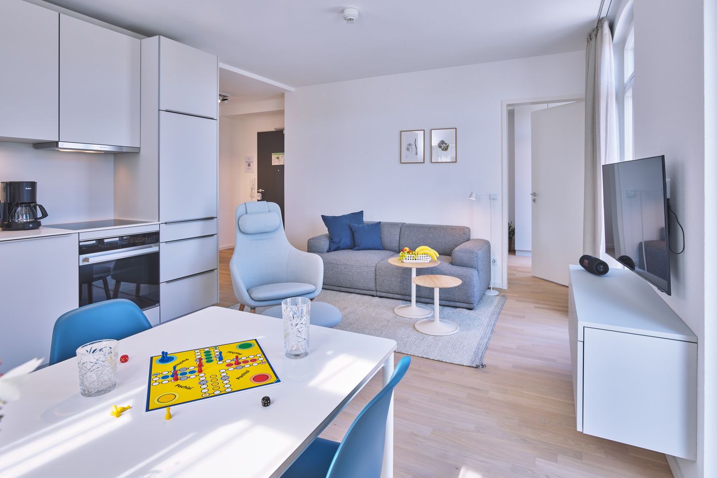 Lüttjeod Apartmentvilla Lüttjeod Apartmentvilla 08 Langeoog - Wohn-Essbereich mit Couch, Esstisch, Sitzgelegenheit und Küchenzeile