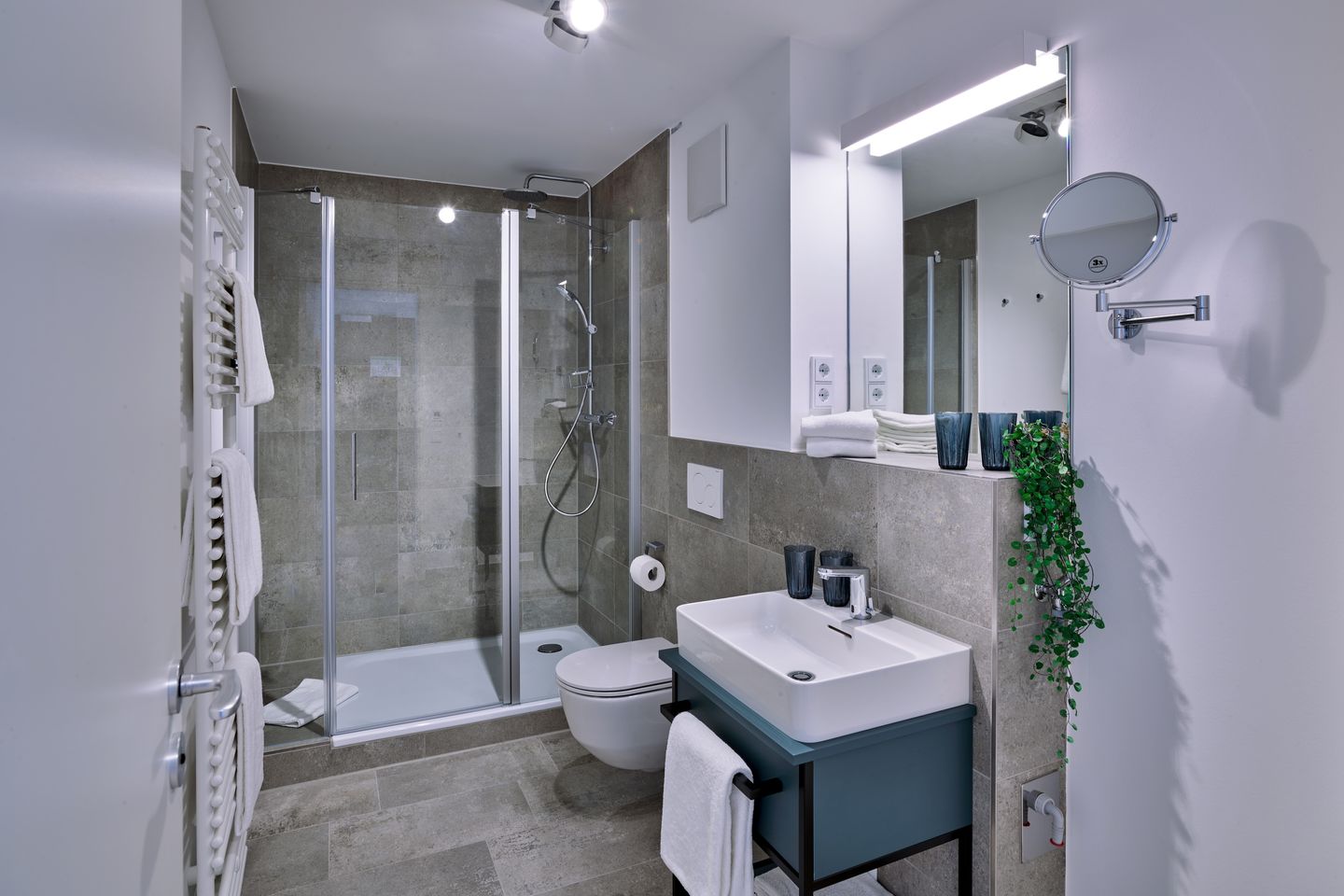 Lüttjeod Apartmentvilla Lüttjeod Apartmentvilla 08 Langeoog - Badezimmer mit Dusche, Waschtisch, WC und Spiegel