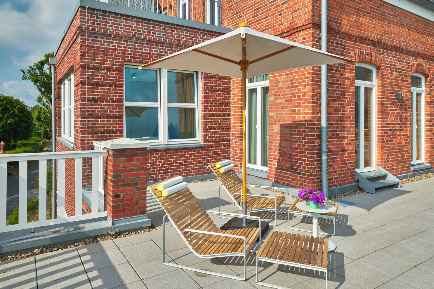 Lüttjeod Apartmentvilla Lüttjeod Apartmentvilla 08 Langeoog - Balkon mit Sonnenschirm und Sonnenliegen