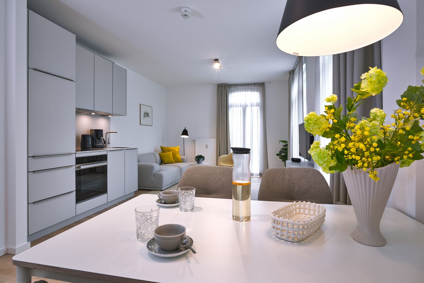 Lüttjeod Apartmentvilla Lüttjeod Apartmentvilla 09 Langeoog - Wohn-Essbereich mit Esstisch, Sitzgelegenheit und Küchenzeile