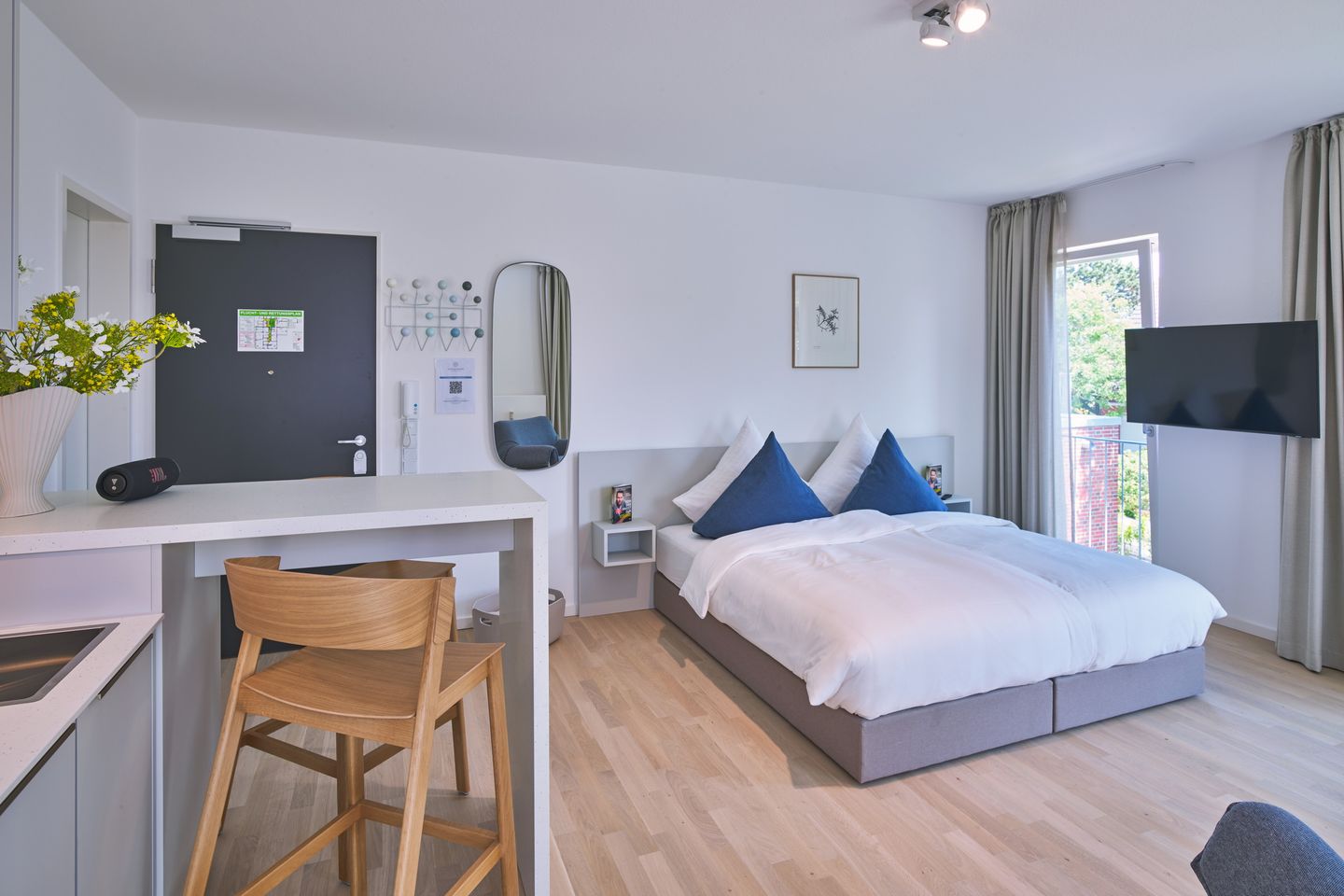 Lüttjeod Apartmentvilla Lüttjeod Apartmentvilla 10 Langeoog - Wohn-Essbereich mit Esstisch, Sitzgelegenheit und Küchenzeile