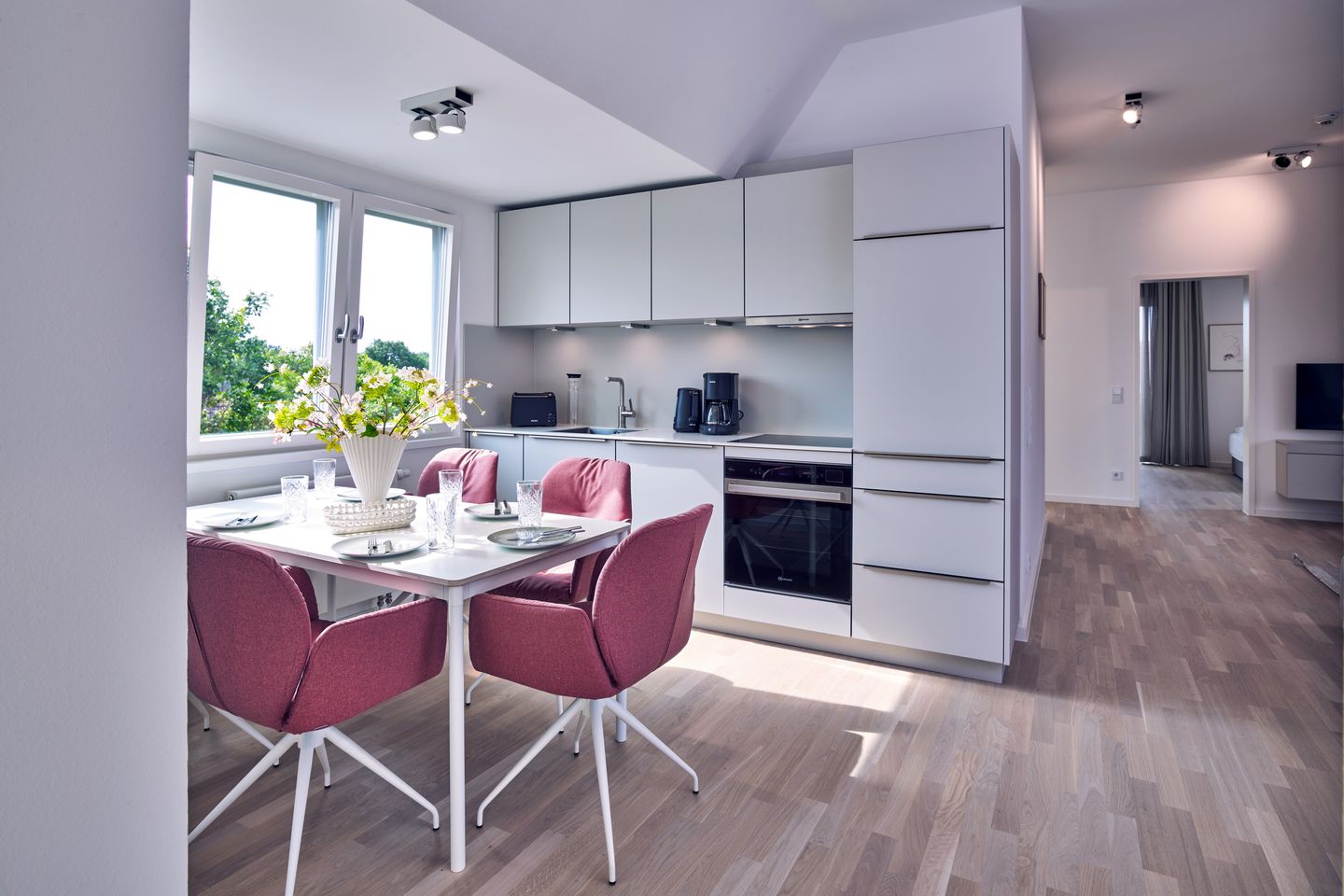 Lüttjeod Apartmentvilla Lüttjeod Apartmentvilla 16 Langeoog - Wohn-Essbereich mit Esstisch, Sitzgelegenheit und Küchenzeile