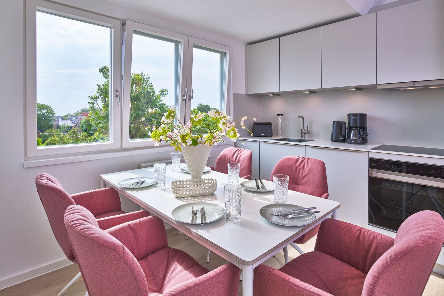 Lüttjeod Apartmentvilla Lüttjeod Apartmentvilla 16 Langeoog - Wohn-Essbereich mit Esstisch, Sitzgelegenheit und Küchenzeile