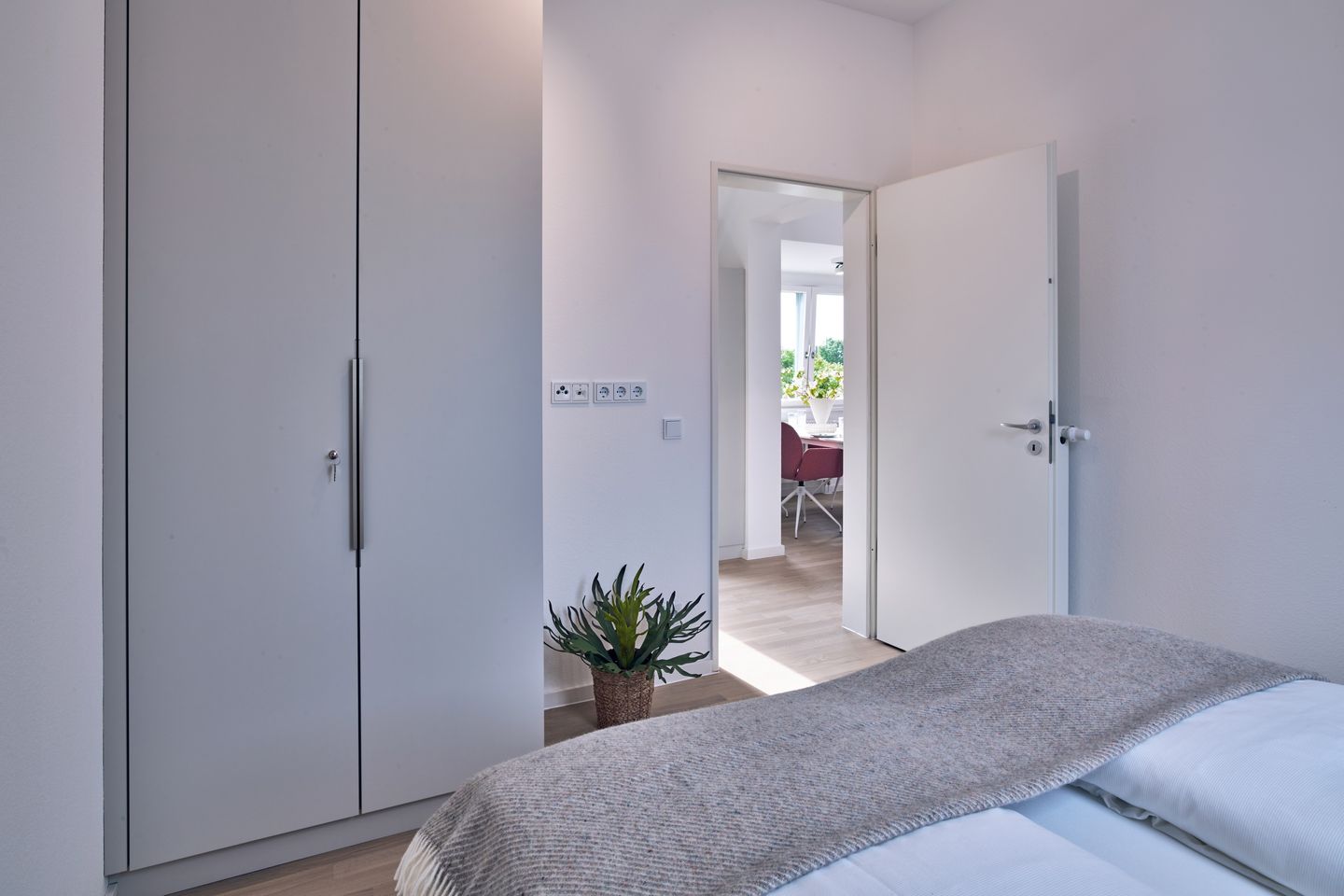 Lüttjeod Apartmentvilla Lüttjeod Apartmentvilla 16 Langeoog - Schlafzimmer mit Doppelbett und Kleiderschrank