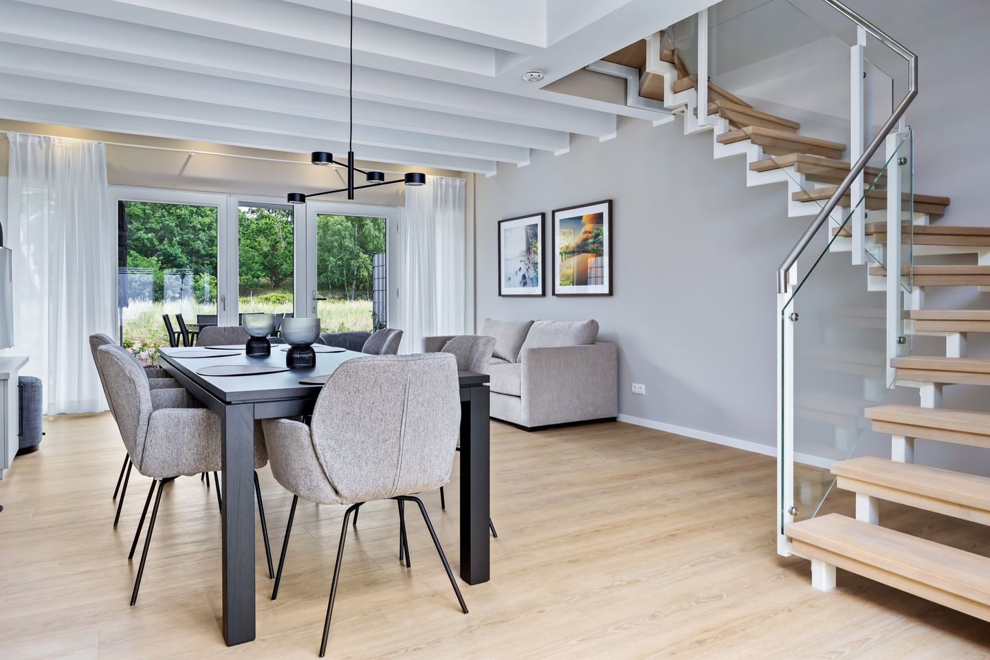 Strandresidenzen Binz-Prora Strandresidenzen Binz-Prora D0.1 Rügen - Wohn-Essbereich mit Couch und Esstisch