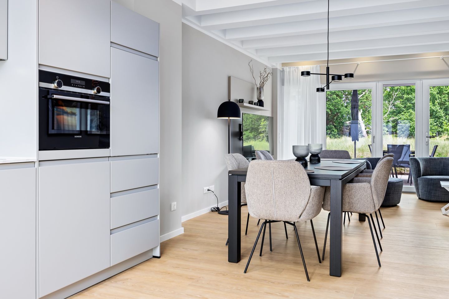 Strandresidenzen Binz-Prora Strandresidenzen Binz-Prora D0.1 Rügen - Wohn-Essbereich mit Esstisch, Sitzgelegenheit und Küchenzeile