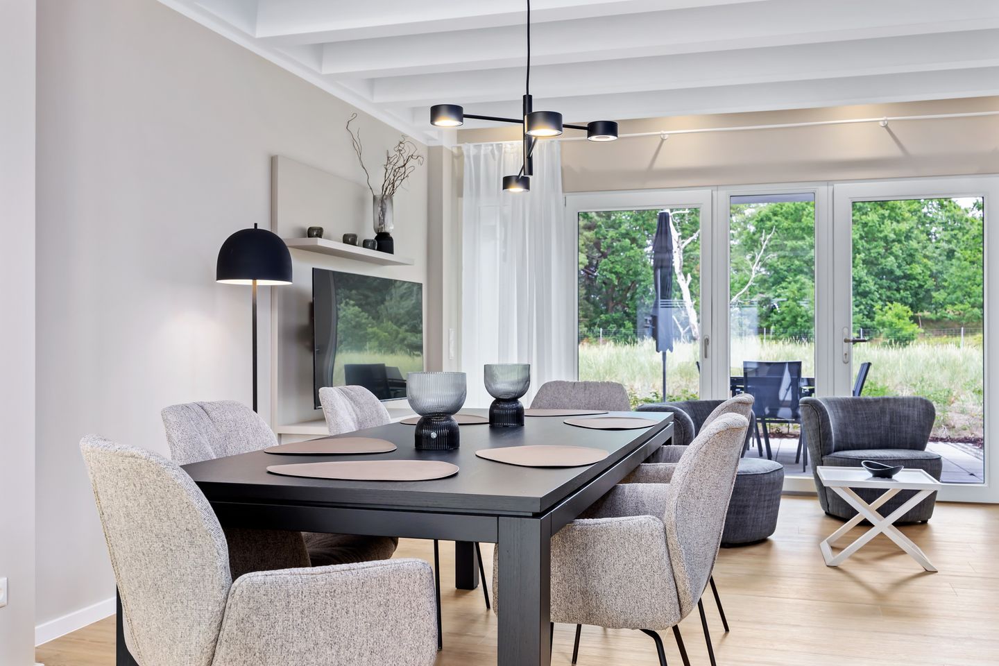 Strandresidenzen Binz-Prora Strandresidenzen Binz-Prora D0.1 Rügen - Wohn-Essbereich mit Esstisch und Sitzgelegenheit