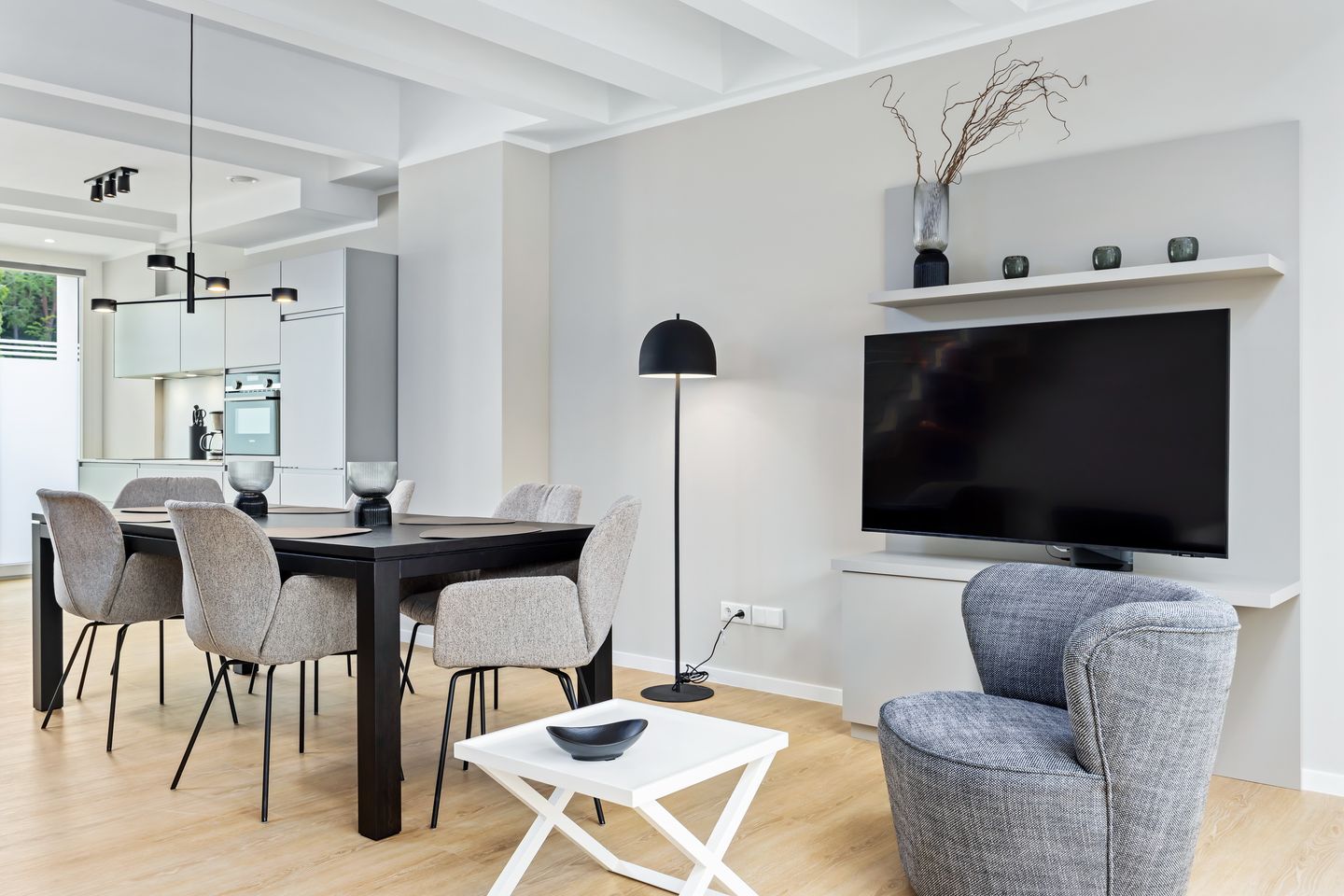 Strandresidenzen Binz-Prora Strandresidenzen Binz-Prora D0.1 Rügen - Wohn-Essbereich mit Esstisch und Flatscreen-TV
