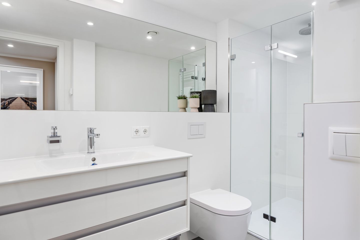 Strandresidenzen Binz-Prora Strandresidenzen Binz-Prora D0.1 Rügen - Badezimmer mit Dusche, Waschtisch, WC und Spiegel