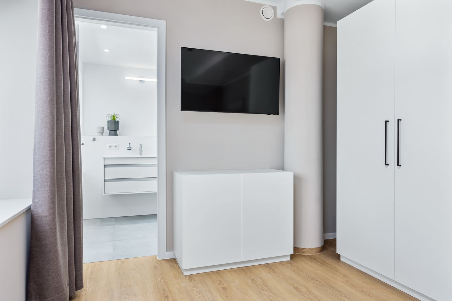 Strandresidenzen Binz-Prora Strandresidenzen Binz-Prora D0.1 Rügen - Schlafzimmer mit Flatscreen-TV und Zugang zum Bad