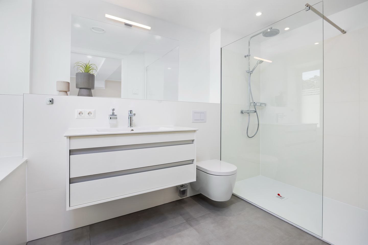 Strandresidenzen Binz-Prora Strandresidenzen Binz-Prora D0.1 Rügen - Badezimmer mit Dusche, Waschtisch, WC und Spiegel