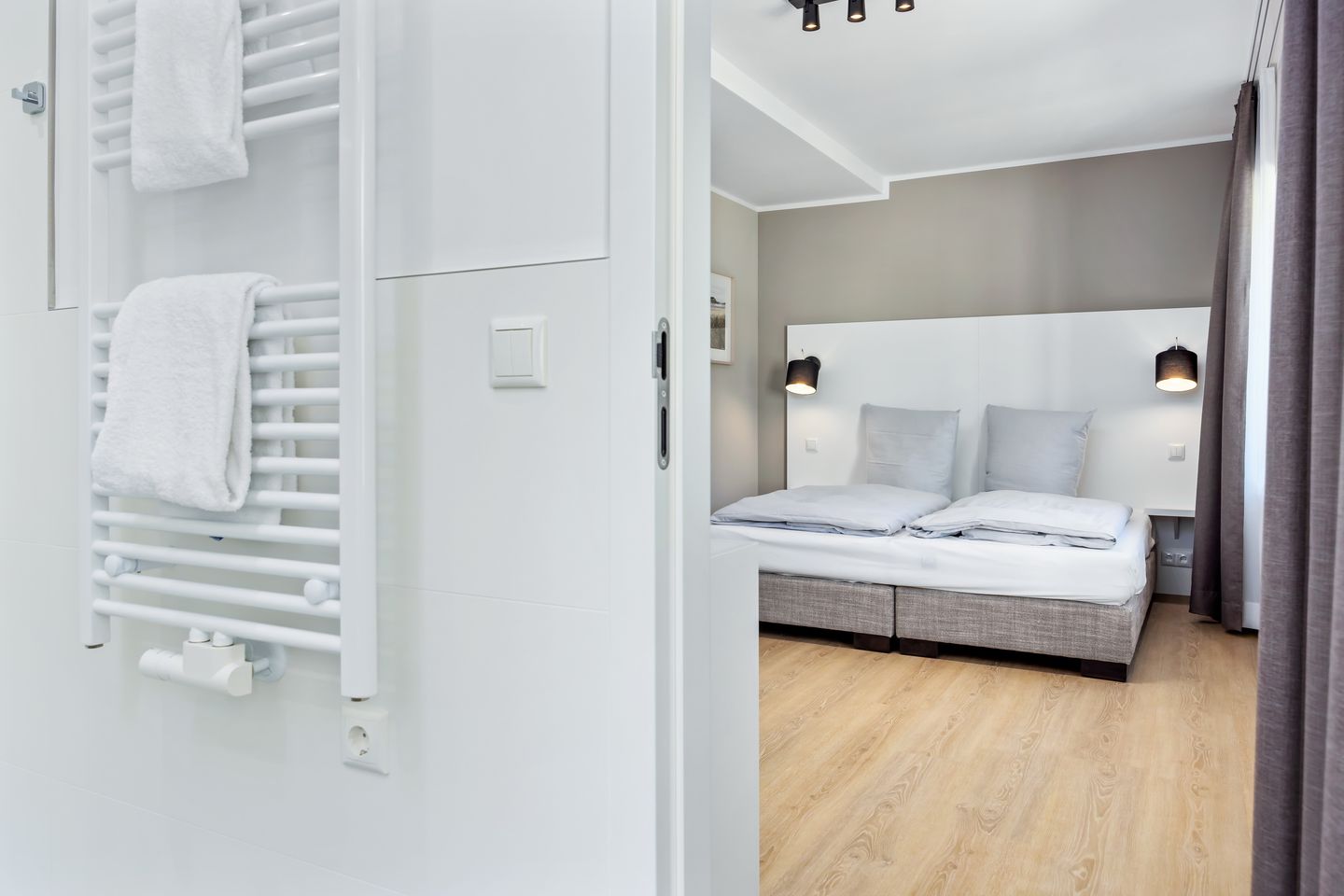 Strandresidenzen Binz-Prora Strandresidenzen Binz-Prora D0.1 Rügen - Schlafzimmer mit Doppelbett und Zugang zum Bad