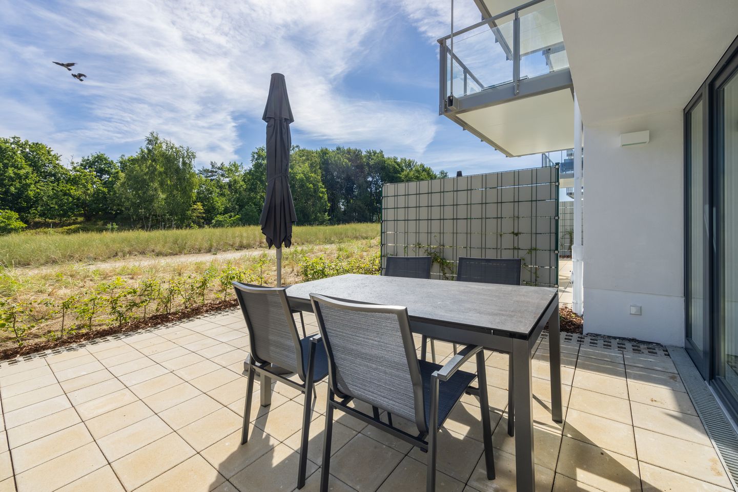 Strandresidenzen Binz-Prora Strandresidenzen Binz-Prora D0.2 Rügen - Terrasse mit Gartenmöbeln und Grünfläche