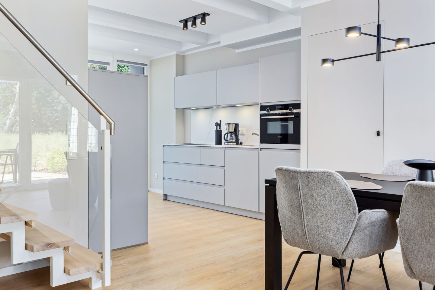 Strandresidenzen Binz-Prora Strandresidenzen Binz-Prora D0.2 Rügen - Wohn-Essbereich mit Küchenzeile