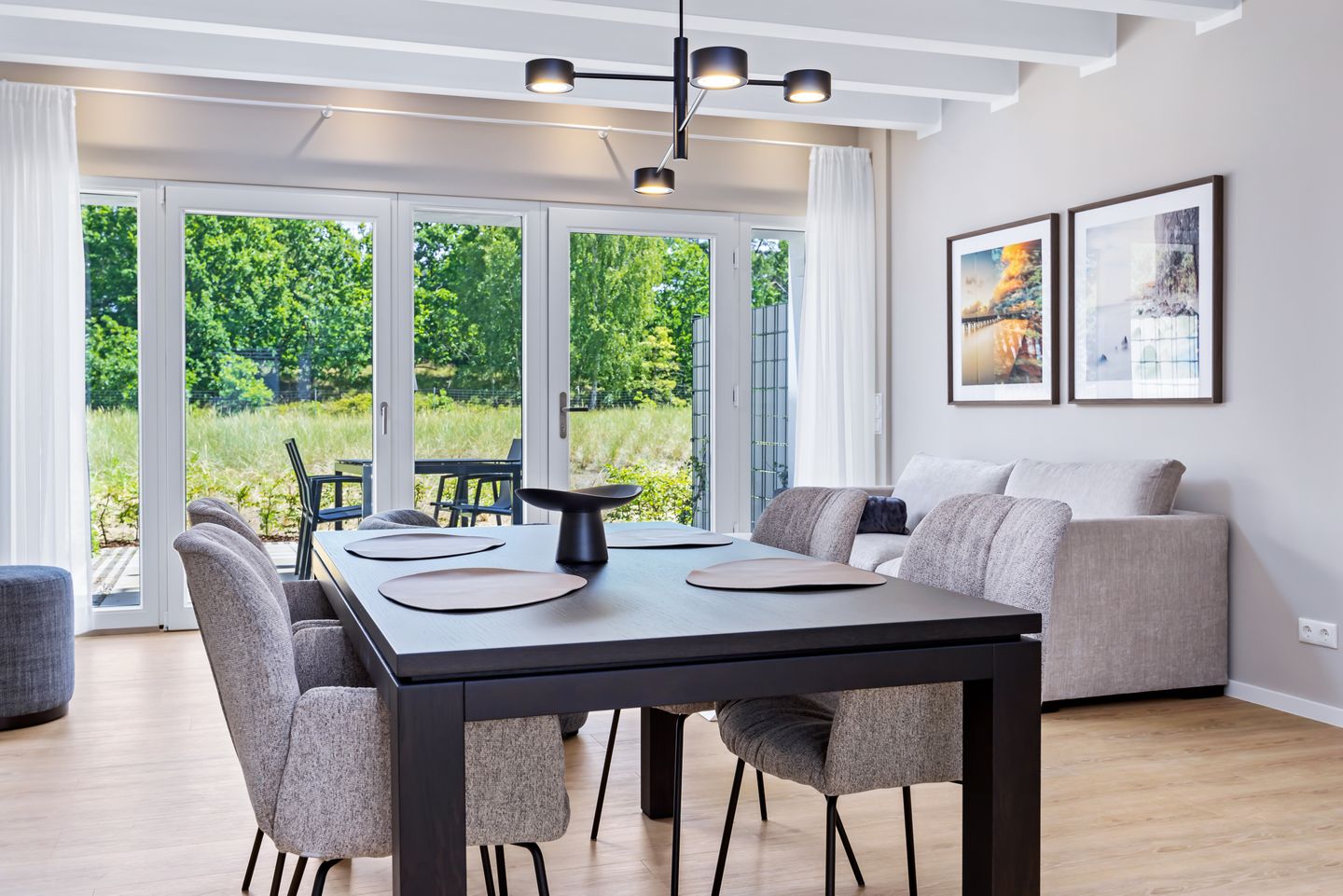 Strandresidenzen Binz-Prora Strandresidenzen Binz-Prora D0.2 Rügen - Wohn-Essbereich mit Esstisch und Sitzgelegenheit