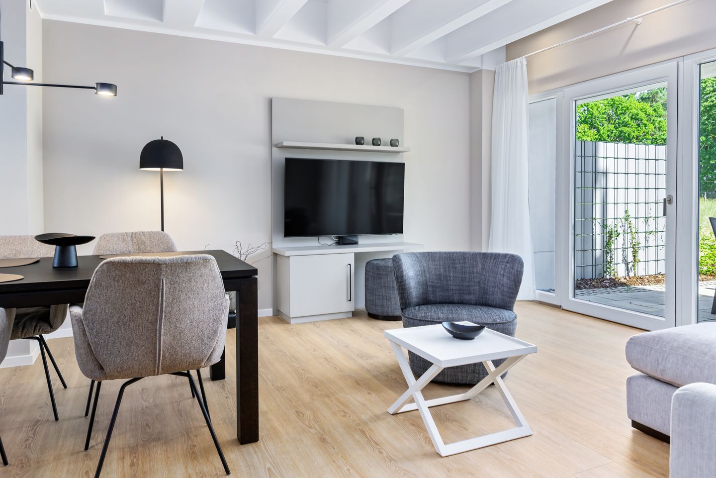 Strandresidenzen Binz-Prora Strandresidenzen Binz-Prora D0.2 Rügen - Wohn-Essbereich mit Esstisch, Sitzgelegenheit und Flatscreen TV