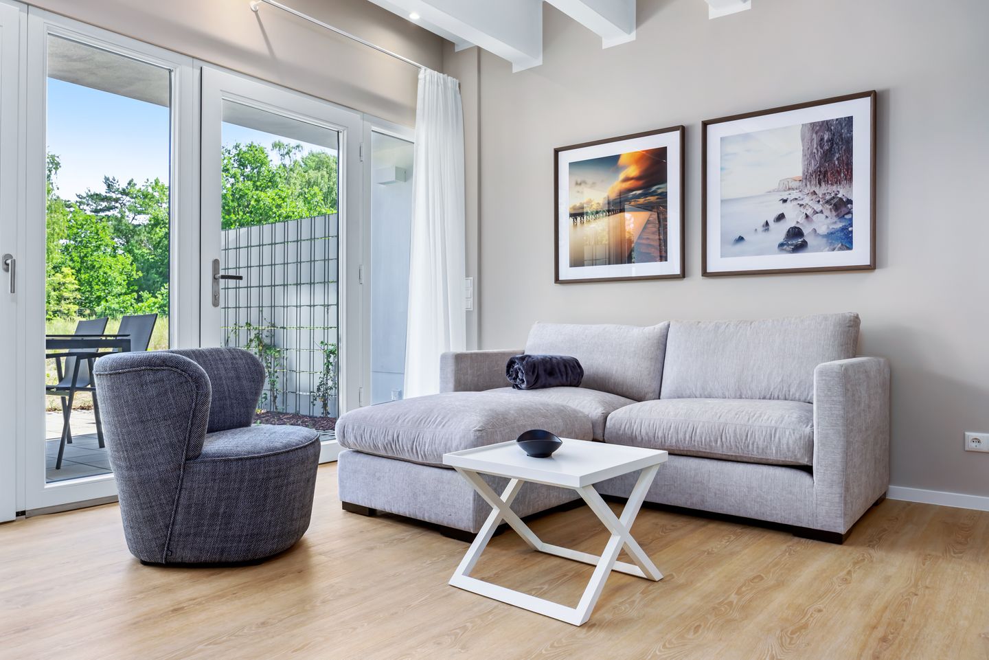 Strandresidenzen Binz-Prora Strandresidenzen Binz-Prora D0.2 Rügen - Wohn-Essbereich mit Couch und Sitzgelegenheit