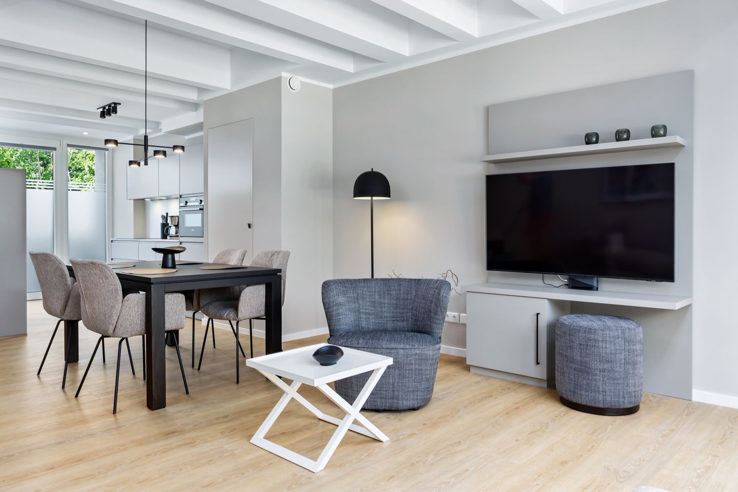 Strandresidenzen Binz-Prora Strandresidenzen Binz-Prora D0.2 Rügen - Wohn-Essbereich mit Esstisch, Sitzgelegenheit und Flatscreen TV