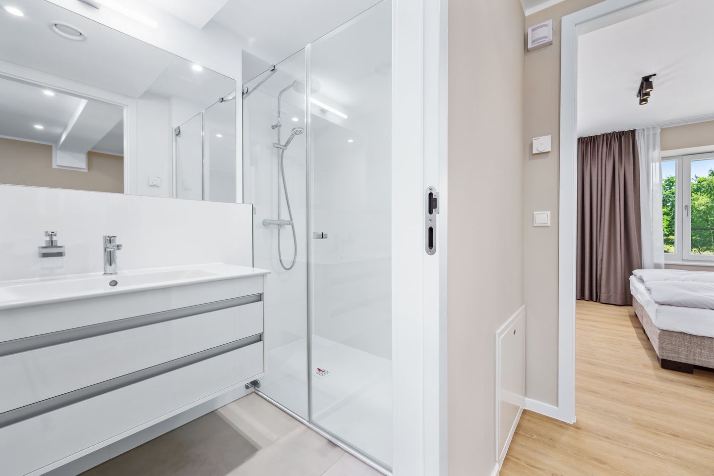 Strandresidenzen Binz-Prora Strandresidenzen Binz-Prora D0.2 Rügen - Badezimmer mit Dusche und Waschtisch