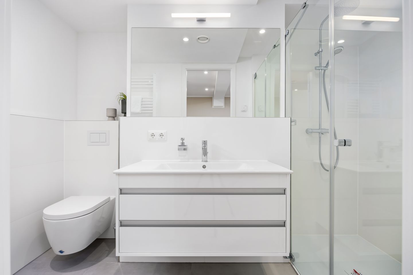 Strandresidenzen Binz-Prora Strandresidenzen Binz-Prora D0.2 Rügen - Badezimmer mit Dusche, Waschtisch, WC und Spiegel