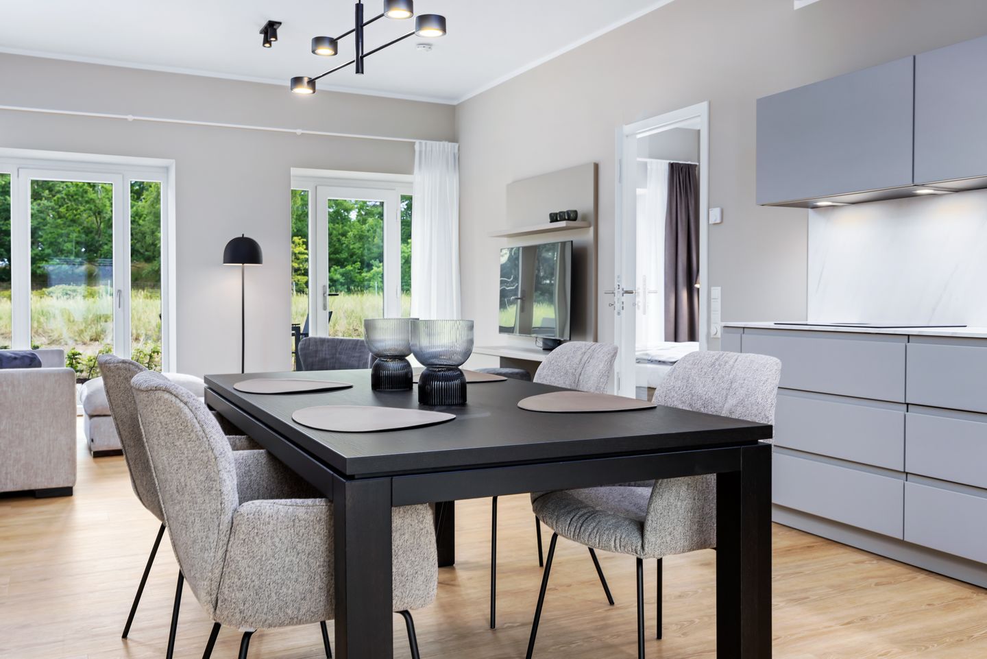 Strandresidenzen Binz-Prora Strandresidenzen Binz-Prora D0.3 Rügen - Wohn-Essbereich mit Esstisch, Sitzgelegenheit und Küchenzeile