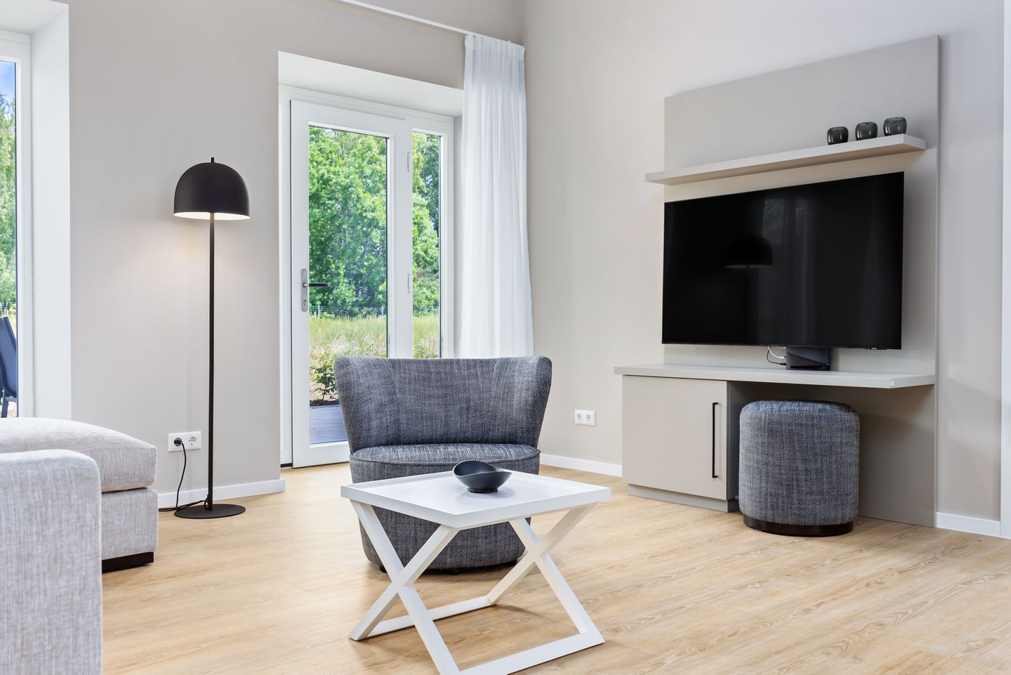 Strandresidenzen Binz-Prora Strandresidenzen Binz-Prora D0.3 Rügen - Wohn-Essbereich mit Couch und Flatscreen-TV