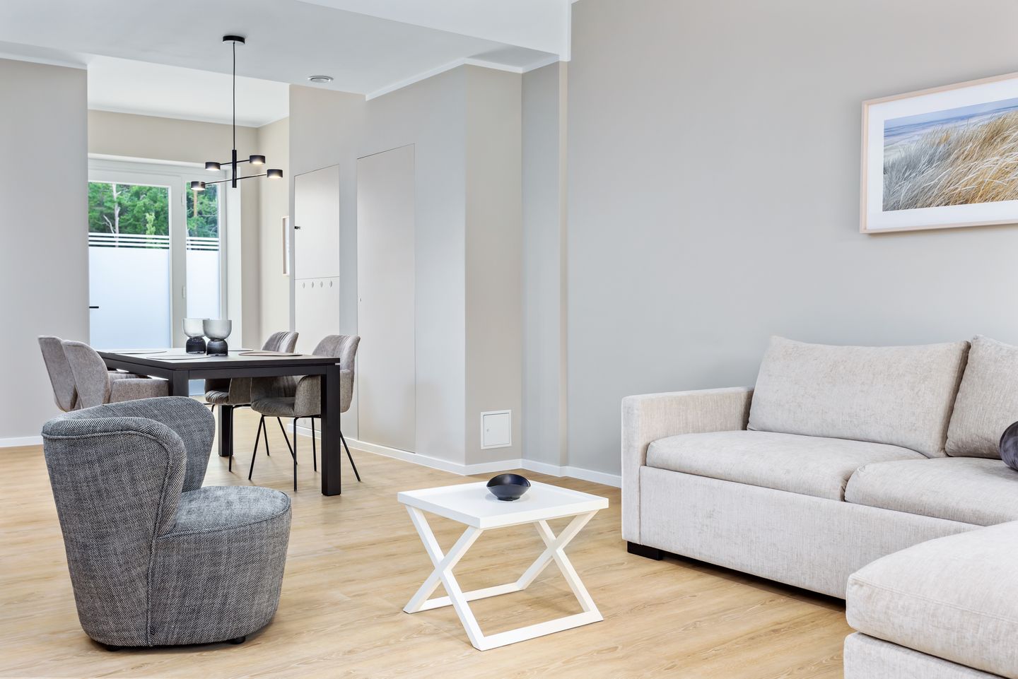 Strandresidenzen Binz-Prora Strandresidenzen Binz-Prora D0.3 Rügen - Wohn-Essbereich mit Couch und Esstisch