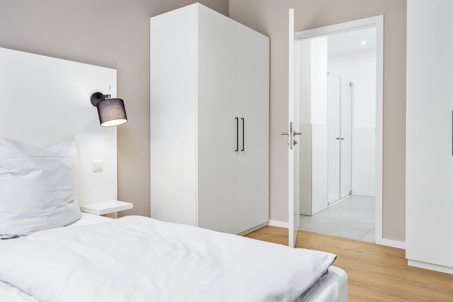 Strandresidenzen Binz-Prora Strandresidenzen Binz-Prora D0.3 Rügen - Schlafzimmer mit Doppelbett und Kleiderschrank