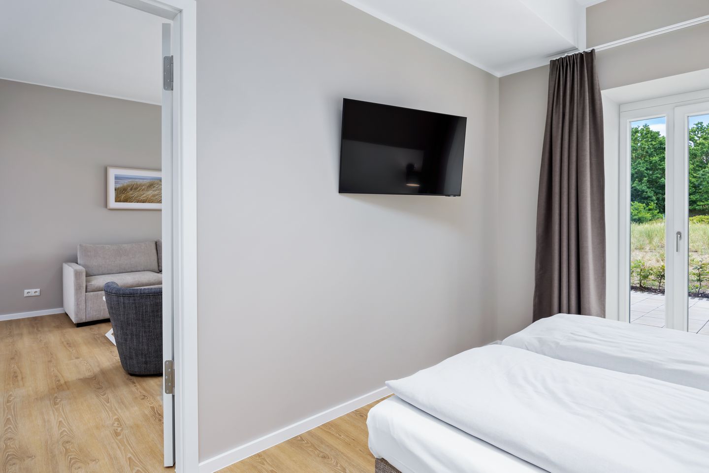 Strandresidenzen Binz-Prora Strandresidenzen Binz-Prora D0.3 Rügen - Schlafzimmer mit Doppelbett und Flatscreen TV