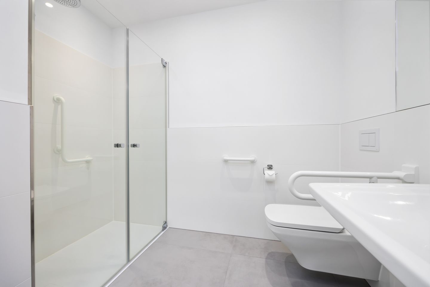 Strandresidenzen Binz-Prora Strandresidenzen Binz-Prora D0.3 Rügen - Badezimmer mit Dusche, Waschbecken, WC und Spiegel