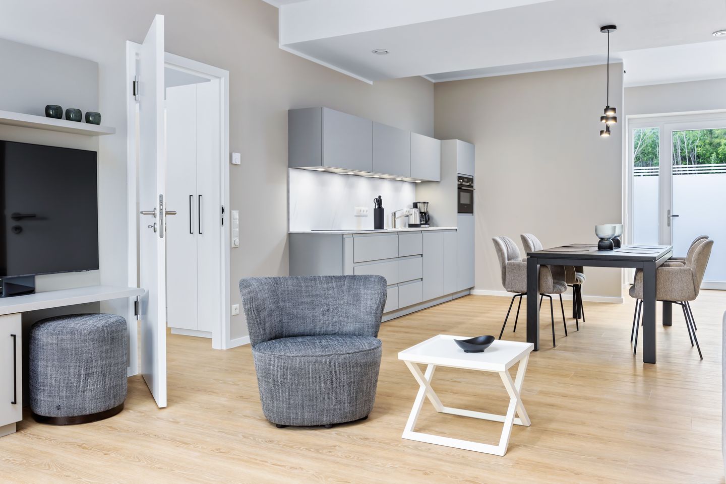 Strandresidenzen Binz-Prora Strandresidenzen Binz-Prora D0.3 Rügen - Wohn-Essbereich mit Küchenzeile und Esstisch