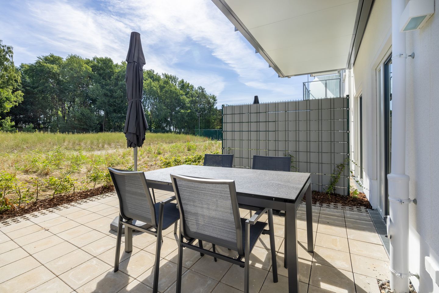 Strandresidenzen Binz-Prora Strandresidenzen Binz-Prora D0.4 Rügen - Terrasse mit Gartenmöbeln und Grünfläche