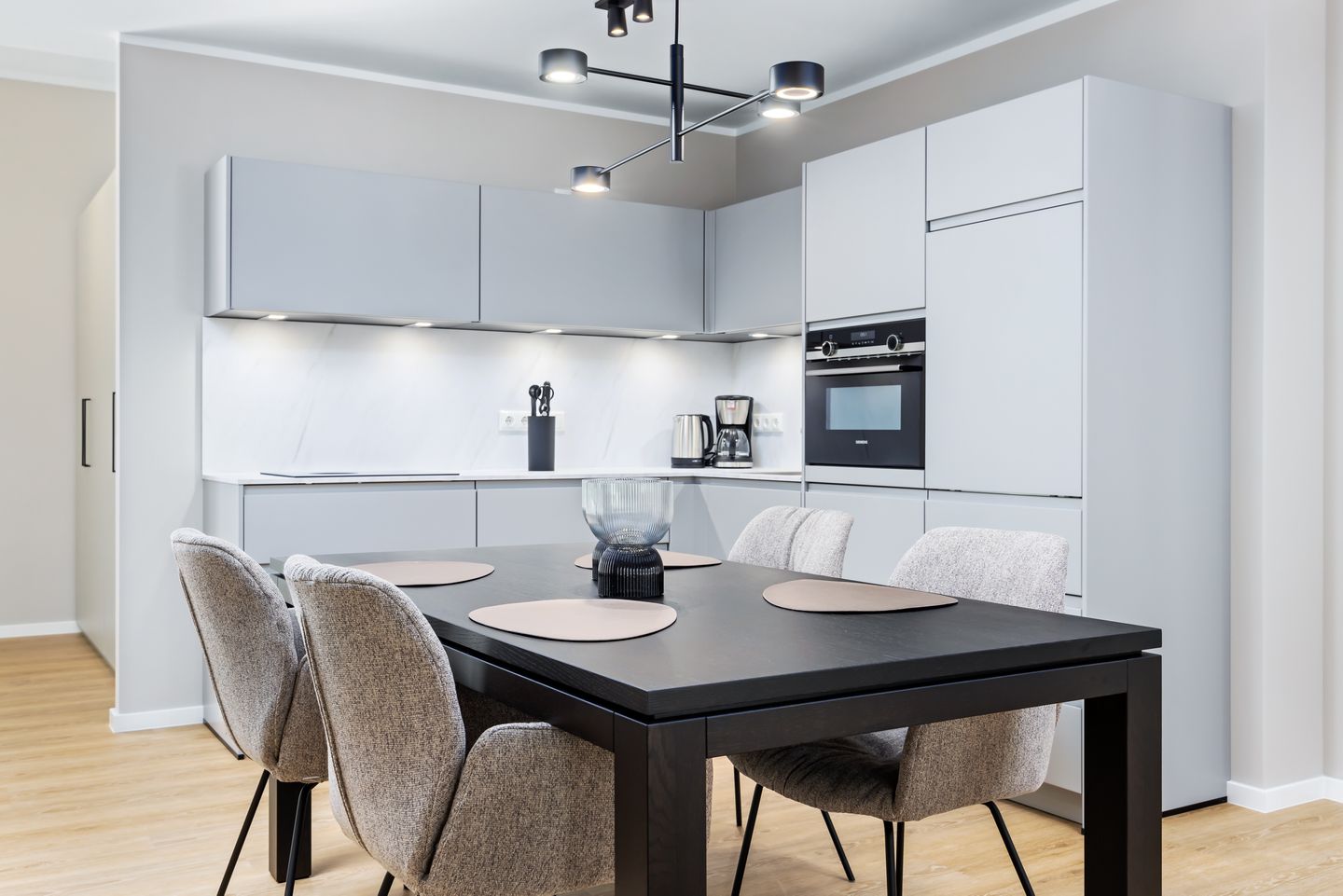 Strandresidenzen Binz-Prora Strandresidenzen Binz-Prora D0.4 Rügen - Küchenzeile mit Esstisch und Sitzgelegenheit