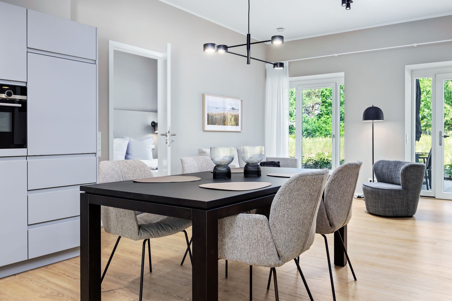 Strandresidenzen Binz-Prora Strandresidenzen Binz-Prora D0.4 Rügen - Küchenzeile mit Esstisch und Sitzgelegenheit