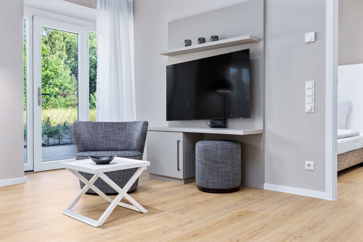 Strandresidenzen Binz-Prora Strandresidenzen Binz-Prora D0.4 Rügen - Wohn-Essbereich mit Couch und Flatscreen-TV