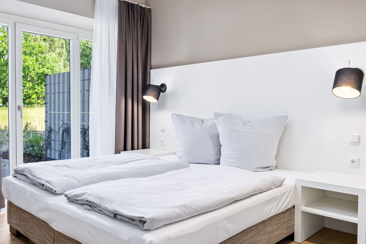 Strandresidenzen Binz-Prora Strandresidenzen Binz-Prora D0.4 Rügen - Schlafzimmer mit Doppelbett und Zugang zur Terrasse