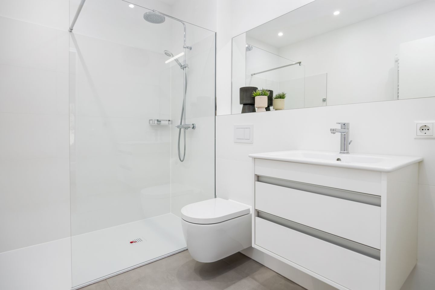 Strandresidenzen Binz-Prora Strandresidenzen Binz-Prora D0.4 Rügen - Badezimmer mit Dusche und Waschtisch