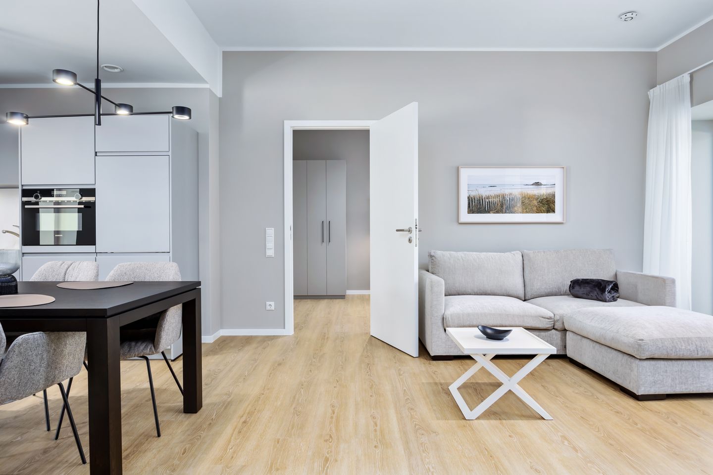 Strandresidenzen Binz-Prora Strandresidenzen Binz-Prora D0.4 Rügen - Wohn-Essbereich mit Couch und Esstisch