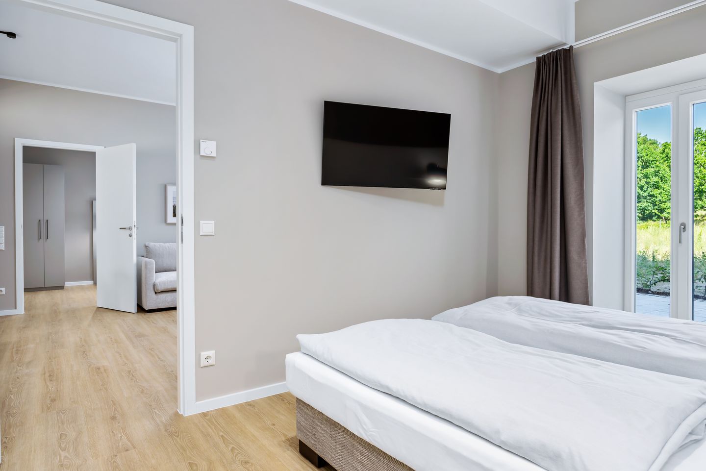 Strandresidenzen Binz-Prora Strandresidenzen Binz-Prora D0.4 Rügen - Schlafzimmer mit Doppelbett und Flatscreen TV - gbmv0-01 - Großenbrode