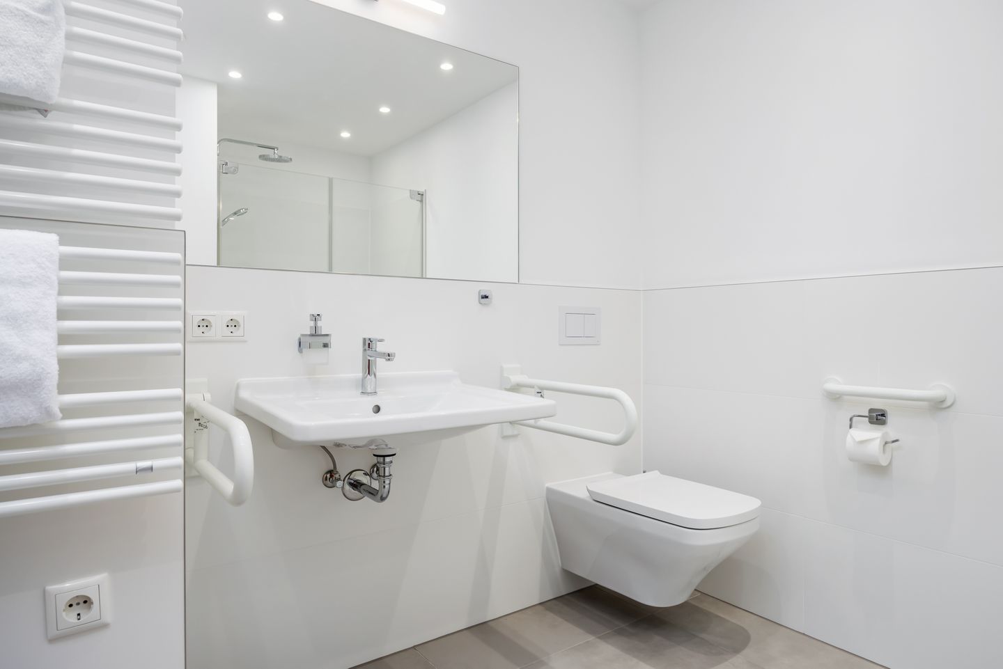 Strandresidenzen Binz-Prora Strandresidenzen Binz-Prora D0.4 Rügen - Badezimmer mit Dusche, Waschtisch, WC und Spiegel