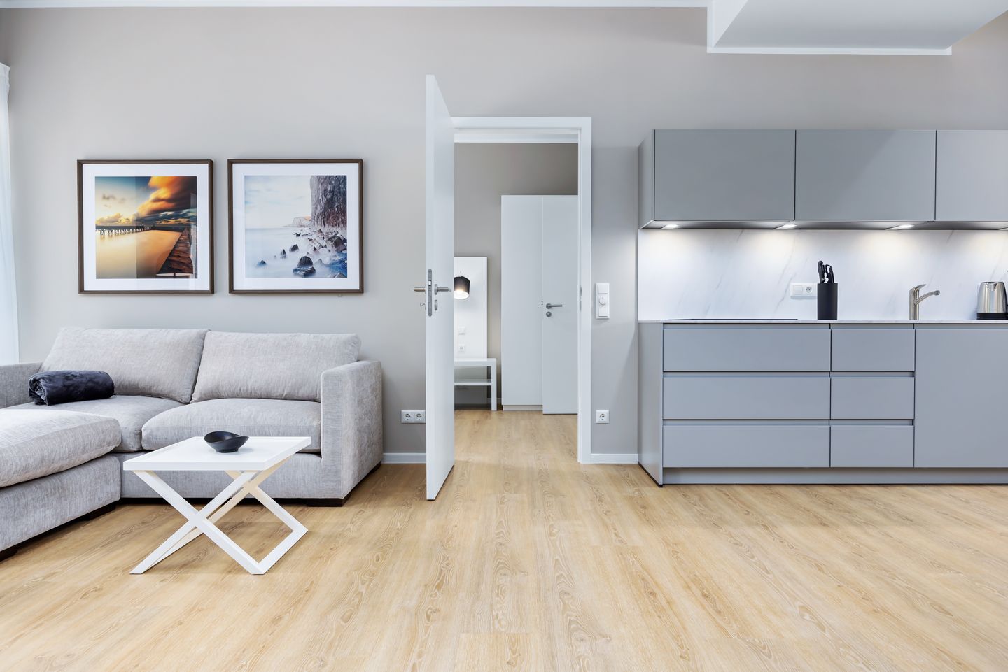 Strandresidenzen Binz-Prora Strandresidenzen Binz-Prora D0.5 Rügen - Wohn-Essbereich mit Couch und Küchenzeile